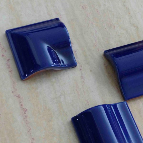 Detalle Azulejo Angulo moldura azul cobalto 5x5 cm