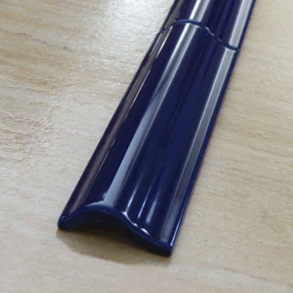 Detalle relieve moldura cerámica azul cobalto 5x20cm